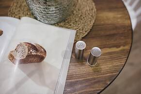 Stay Komodo Byron Suites