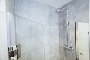 Stay Komodo Byron Suites