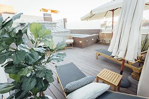 Stay Komodo Byron Suites