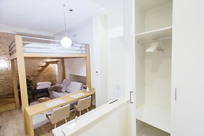 Stay Komodo Byron Suites