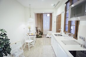 Stay Komodo Byron Suites