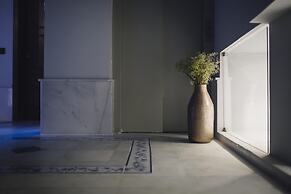 Stay Komodo Byron Suites