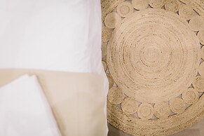 Stay Komodo Byron Suites