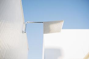 Stay Komodo Byron Suites