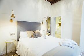 Stay Komodo Byron Suites