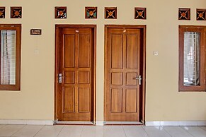 SPOT ON 92515 Timoti Guest House