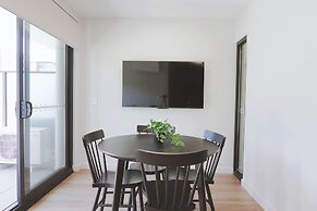 Modern apt in heart of the city