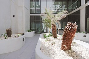 Modern apt in heart of the city