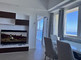 Spacious Oceanview Corner Suite Brand New