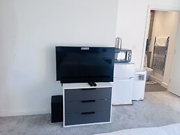 Lovely 1-bedroom With Private Balcony Near Barking