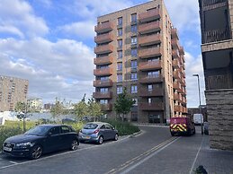 Lovely 1-bedroom With Private Balcony Near Barking