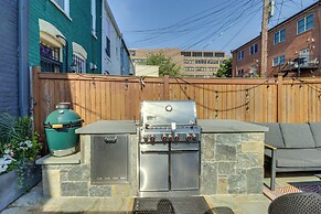 2 Mi to National Mall: Stunning Townhome w/ Patio!