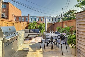 2 Mi to National Mall: Stunning Townhome w/ Patio!