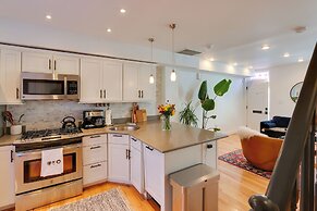 2 Mi to National Mall: Stunning Townhome w/ Patio!