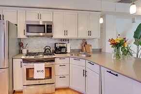 2 Mi to National Mall: Stunning Townhome w/ Patio!