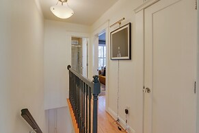 2 Mi to National Mall: Stunning Townhome w/ Patio!