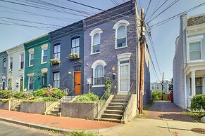 2 Mi to National Mall: Stunning Townhome w/ Patio!