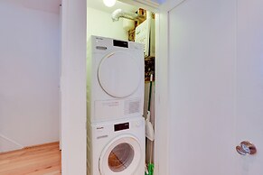 2 Mi to National Mall: Stunning Townhome w/ Patio!