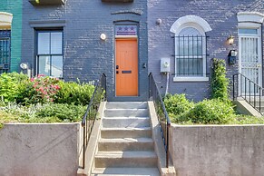 2 Mi to National Mall: Stunning Townhome w/ Patio!
