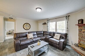 Efficiently Equipped Lewis Home: Deck & Gas Grill!