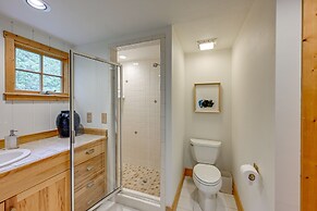 Peaceful Vacation Rental w/ Deck: 5 Mi to Cashiers