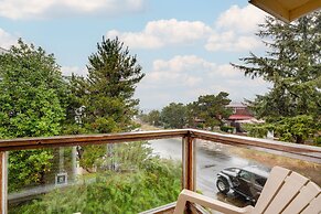 Cozy Waldport Vacation Rental: Steps From the Bay!