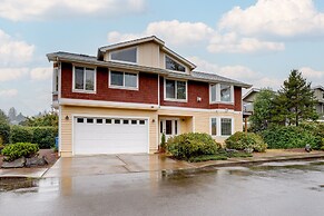 Cozy Waldport Vacation Rental: Steps From the Bay!