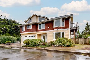 Cozy Waldport Vacation Rental: Steps From the Bay!