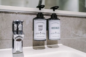 Impeccable 2-bed Apartment in Salford