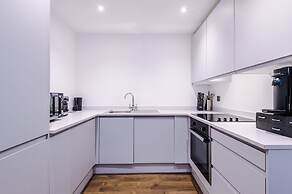 Impeccable 2-bed Apartment in Salford