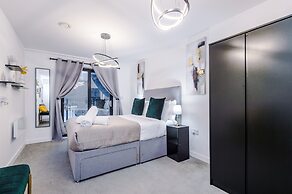 Impeccable 2-bed Apartment in Salford