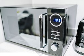 Impeccable 2-bed Apartment in Salford