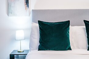 Impeccable 2-bed Apartment in Salford