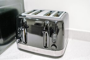 Impeccable 2-bed Apartment in Salford