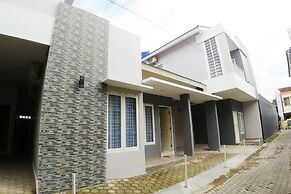 Omah Bondi Family Homestay by FH Stay