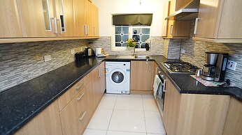 4Bed Spacious House Free Parking