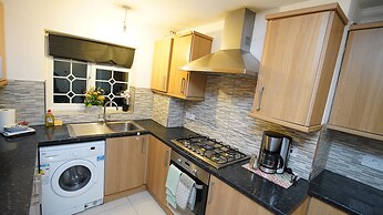 4Bed Spacious House Free Parking
