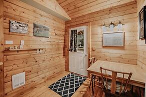 71mf- Rustic - Pets Ok - Sleeps 4 1 Bedroom Cabin by Redawning