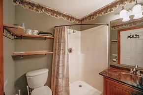 71mf- Rustic - Pets Ok - Sleeps 4 1 Bedroom Cabin by Redawning