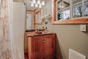 71mf- Rustic - Pets Ok - Sleeps 4 1 Bedroom Cabin by Redawning