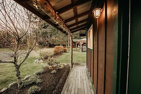 71mf- Rustic - Pets Ok - Sleeps 4 1 Bedroom Cabin by Redawning