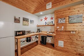 71mf- Rustic - Pets Ok - Sleeps 4 1 Bedroom Cabin by Redawning