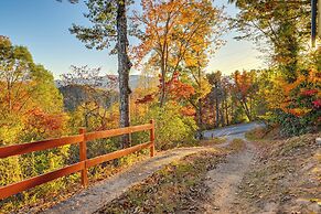 Stunning Franklin Cabin w/ Deck & Mountain Views