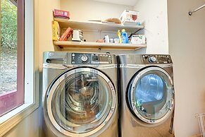 Stunning Franklin Cabin w/ Deck & Mountain Views