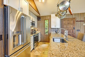 Stunning Franklin Cabin w/ Deck & Mountain Views