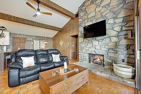 Stunning Franklin Cabin w/ Deck & Mountain Views