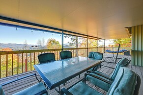 Stunning Franklin Cabin w/ Deck & Mountain Views
