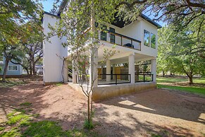 Modern Kingsland Home w/ River Access & Kayaks!