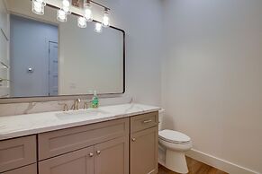 Modern Kingsland Home w/ River Access & Kayaks!