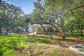 Modern Kingsland Home w/ River Access & Kayaks!